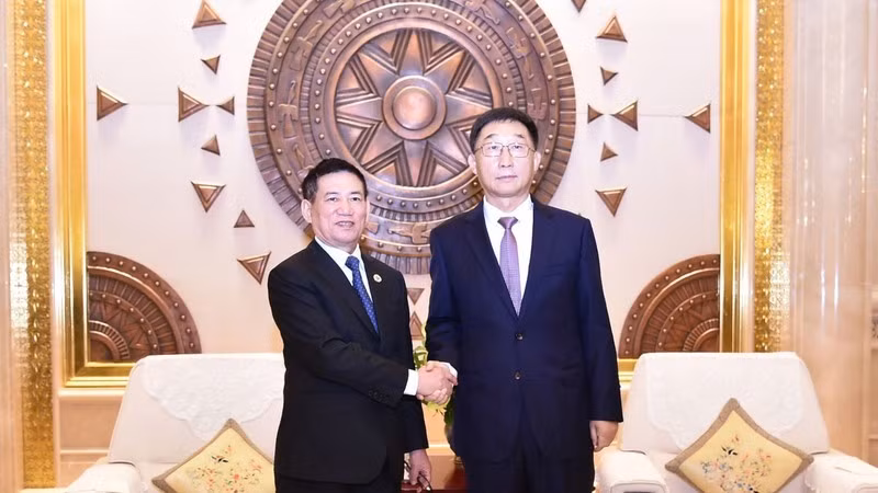 Вице-премьер Хо Дык Фок и Секретарь парткома Гуанси-Чжуанского автономного района Лю Нин 