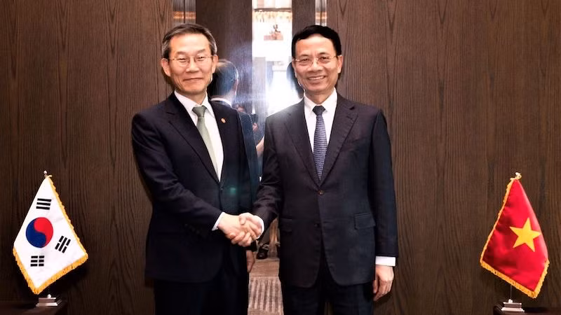 Министр информации и коммуникаций Вьетнама Нгуен Мань Хунг и Министр науки и информационно-коммуникационных технологий Южной Кореи Ли Чжон Хо. Фото: ВИА