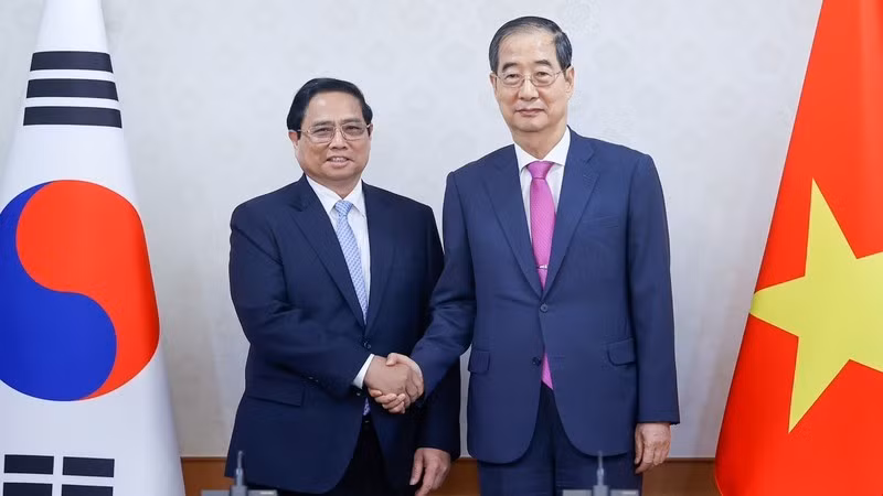 Премьер-министр Фам Минь Тьинь и Премьер-министр Республики Корея Хан Док Су. Фото: Нят Бак