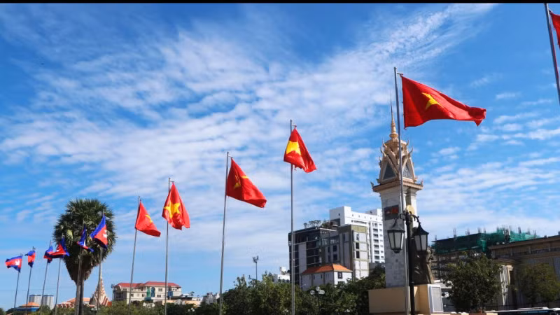 Государственные флаги Вьетнама и Камбоджи у памятника вьетнамско-камбоджийской дружбы в центре Пномпеня. Фото: Нгуен Хиеп