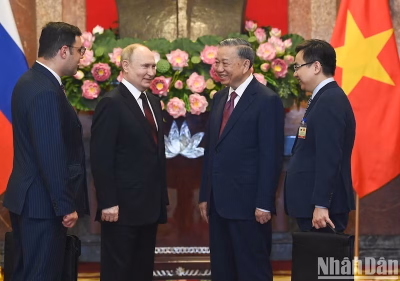 Президент То Лам и Президент России Владимир Путин беседуют перед переговорами. Президент То Лам и Президент России Владимир Путин беседуют перед переговорами.