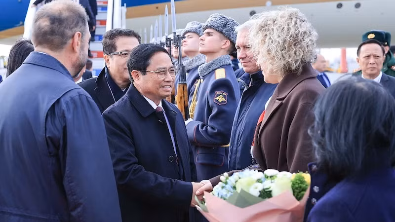 Российские официальные лица встречают Премьер-министра Фам Минь Тьиня. Фото: ВИА