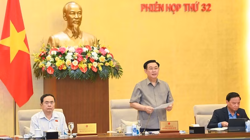 Председателя НС Выонг Динь Хюэ выступает на открытии заседания. Фото: Зюи Линь