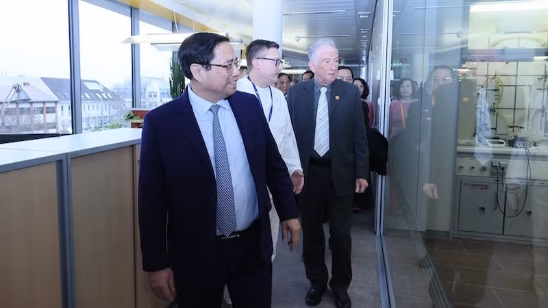 Премьер-министр Фам Минь Тьинь посещает компанию Гедеон Рихтер. Фото: ВИА