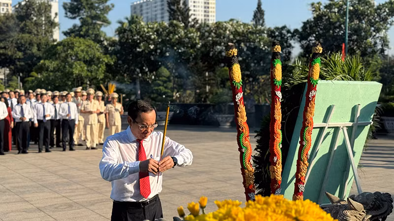 Секретарь парткома г. Хошимина Нгуен Ван Нэн зажигает благовония в память о павших воинах.
