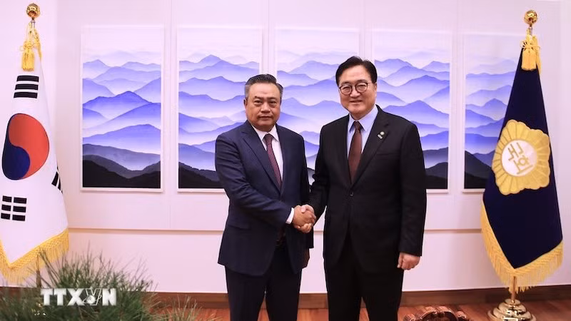 Председатель Народного комитета Ханоя Чан Ши Тхань и Председатель Национальной ассамблеи Республики Корея У Вон Шик. Фото: ВИА