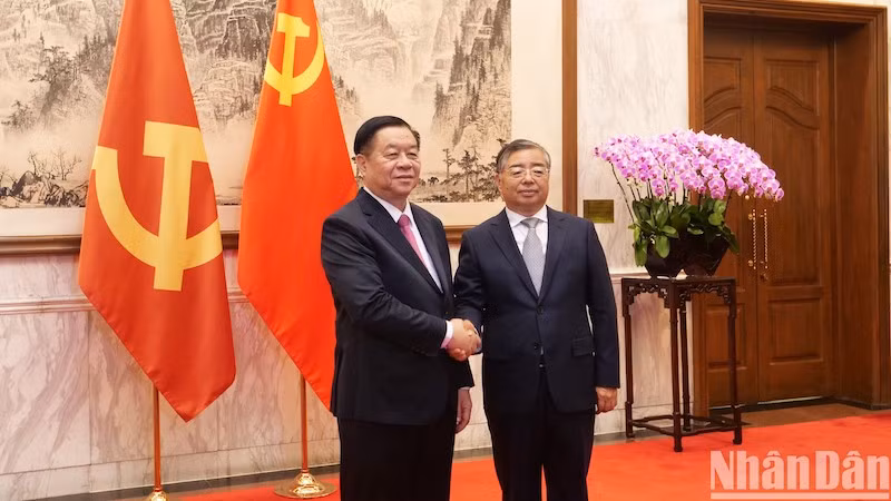 Товарищи Нгуен Чонг Нгиа и член Политбюро, Секретарь Секретариата, Заведующий Отделом пропаганды ЦК КПК Ли Шулэй.