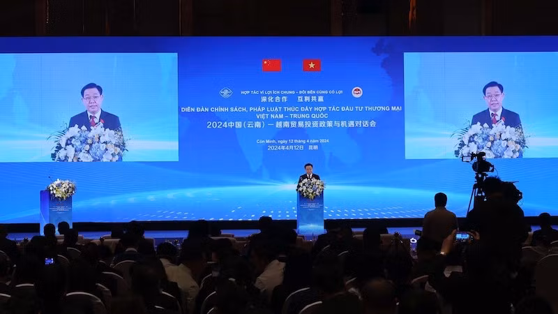 Председатель НС Выонг Динь Хюэ выступает на форуме. Фото: ВИА