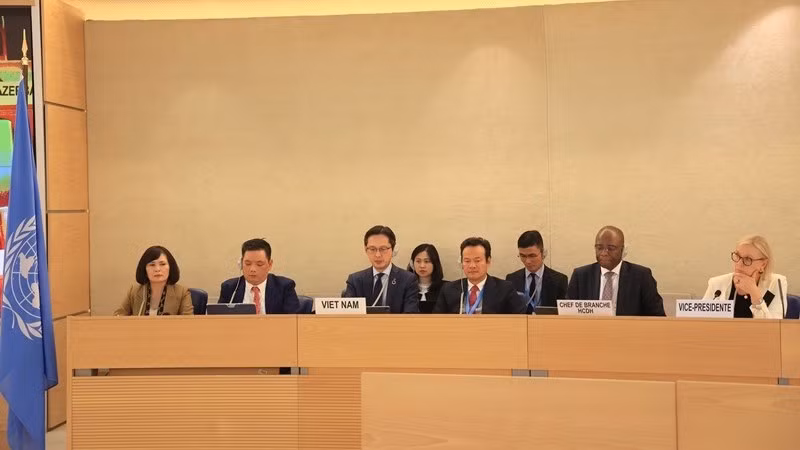 Вьетнамская делегация на заседании, посвященном Национальному докладу Вьетнама по УПО IV цикла