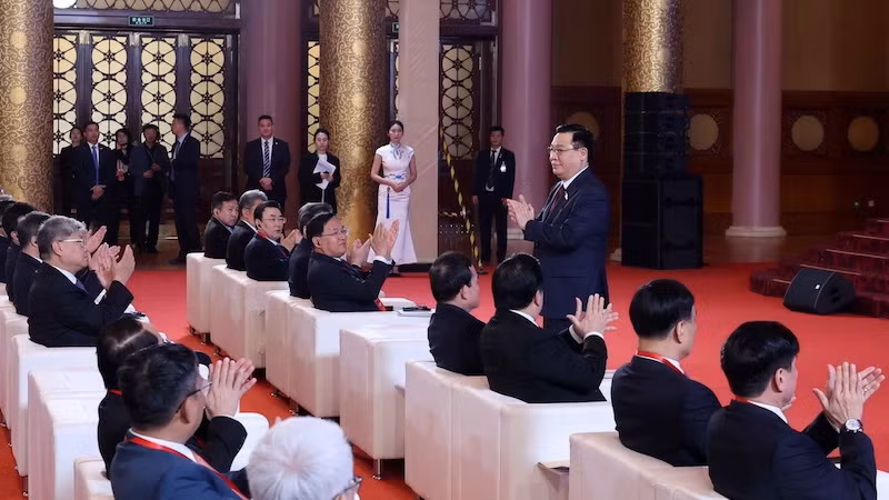 Председатель НС Выонг Динь Хюэ на беседе. Фото: ВИА