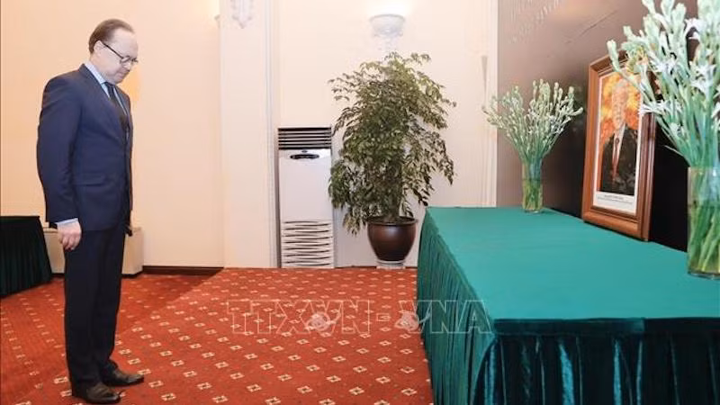 Посол России Г.С.Бездетко почитает память Генерального секретаря ЦК КПВ Нгуен Фу Чонга. Фото: ВИА Посол России Г.С.Бездетко почитает память Генерального секретаря ЦК КПВ Нгуен Фу Чонга. Фото: ВИА