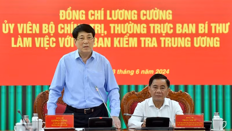 Постоянный член Секретариата ЦК КПВ Лыонг Кыонг высутпает на встрече. Фото: Данг Хкоа