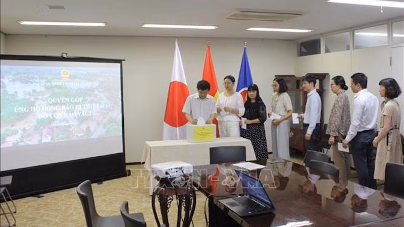 Посольство Вьетнама в Японии запустило сбор пожертвований в поддержку людей, пострадавших из-за тайфуна Яги. Фото: ВИА