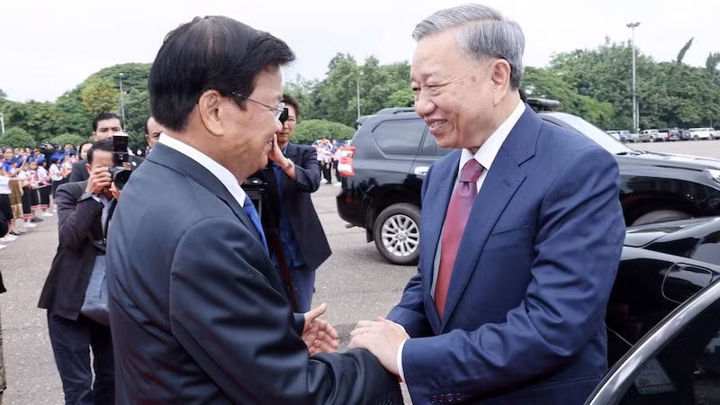 Генеральный секретарь ЦК Народно-революционной партии Лаоса, Президент Лаоса Тхонглун Сисулит встречает Президента То Лама. Фото: ВИА