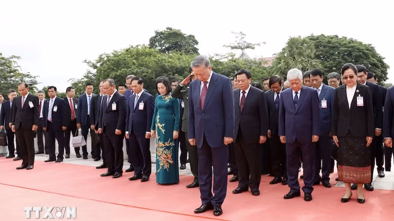 Президент То Лам и высокопоставленная делегация Вьетнама почитают память павших бойцов. Фото: ВИА