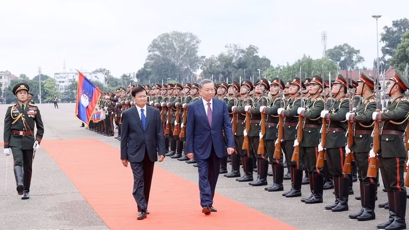 Президент То Лам и Генеральный секретарь ЦК Народно-революционной партии Лаоса, Президент Тхонглун Сисулит обходят строй почетного караула. Фото: ВИА