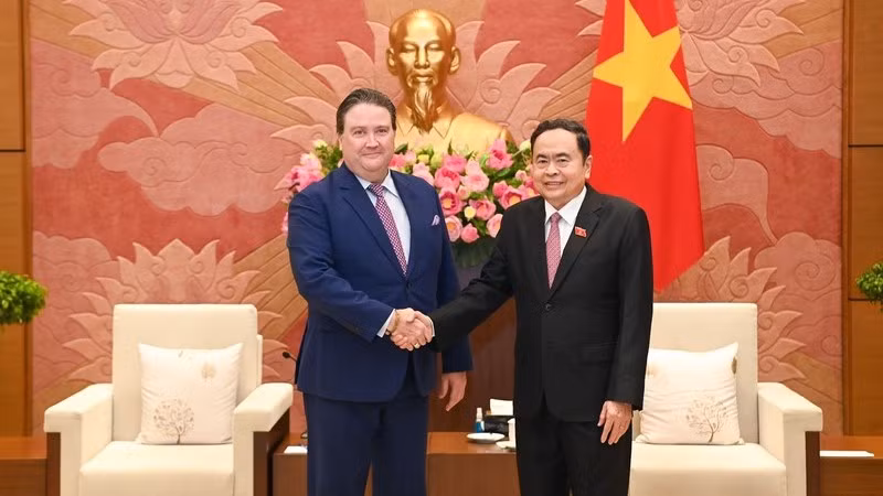 Председатель НС Чан Тхань Ман и Посол США во Вьетнаме Марк Эванс Кнаппер. Фото: Зюи Линь