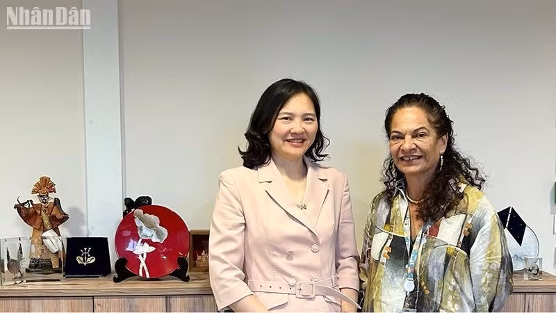 Посол Нгуен Тхи Ван Ань и помощник генерального директора ЮНЕСКО по естественным наукам Лидия Артур Брито