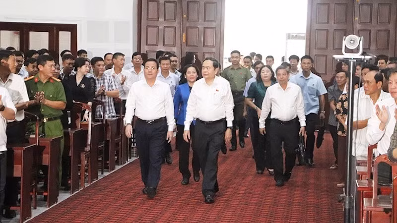 Председатель НС Чан Тхань Ман и избиратели провинции Хаужанг.