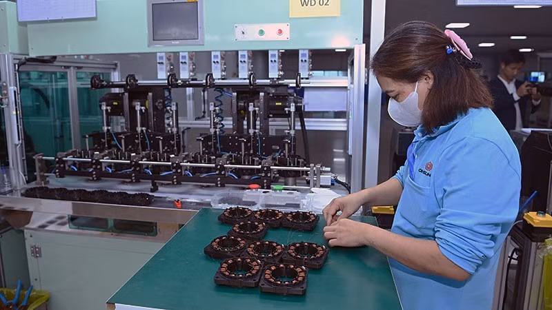 Производство компонентов светодиодных экранов в компании Ohsung Vina в индустриальном парке Лиенхатхай (провинция Тхайинь). Фото: Зюи Линь