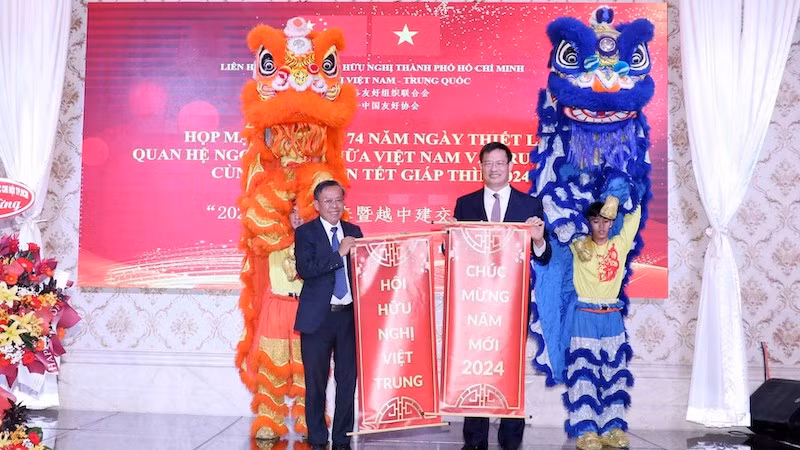 Секретарь парткома города Тхудык, Председатель Общества вьетнамско-китайской дружбы г. Хошимина Нгуен Хыу Хиеп (слева) и Генеральный консул Китая в г. Хошимине Вэй Хуасян на встрече. Фото: ВИА