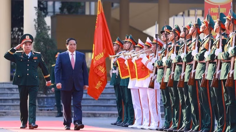 Премьер-министр Фам Минь Тьинь посещает Военно-техническую академию. Фото: Чан Хай