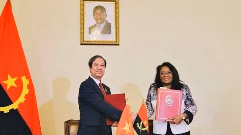 Министр образования и подготовки кадров Нгуен Ким Шон и Министр высшего образования, науки, технологий и инноваций Анголы Мария ду Розариу Браганса Самбу. Фото: baoquocte.vn