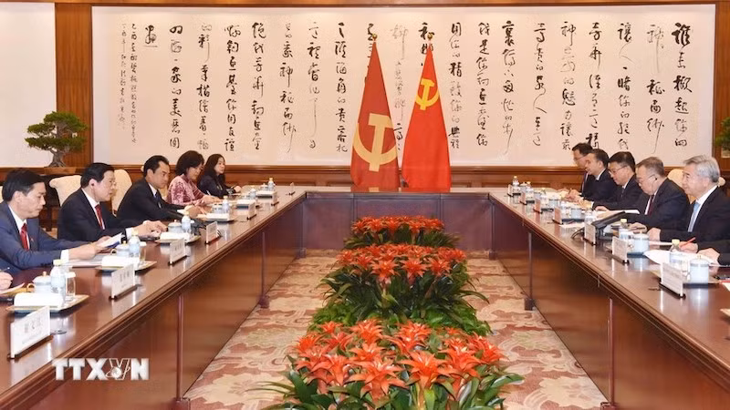 Встреча между товарищем Фан Динь Чаком и членом Постоянного комитета Политбюро ЦК КПК, Секретарем Центральной комиссии по проверке дисциплины Ли Си. Фото: ВИА