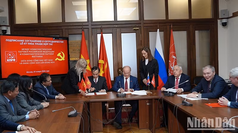 Церемония подписания соглашения о сотрудничестве между КПВ и КПРФ. Фото: Суан Хынг