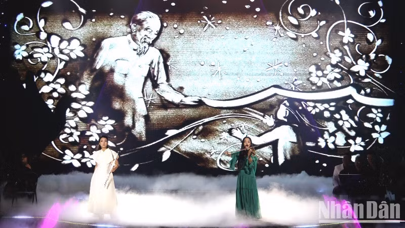 Програма напомнила о великих заслугах Партии, Президента Хо Ши Мина и героев-революционеров.