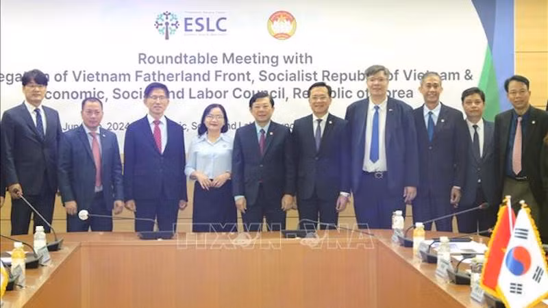 Делегация ЦК ОФВ и члены Южнокорейского экономического, социального и трудового совета. Фото: ВИА