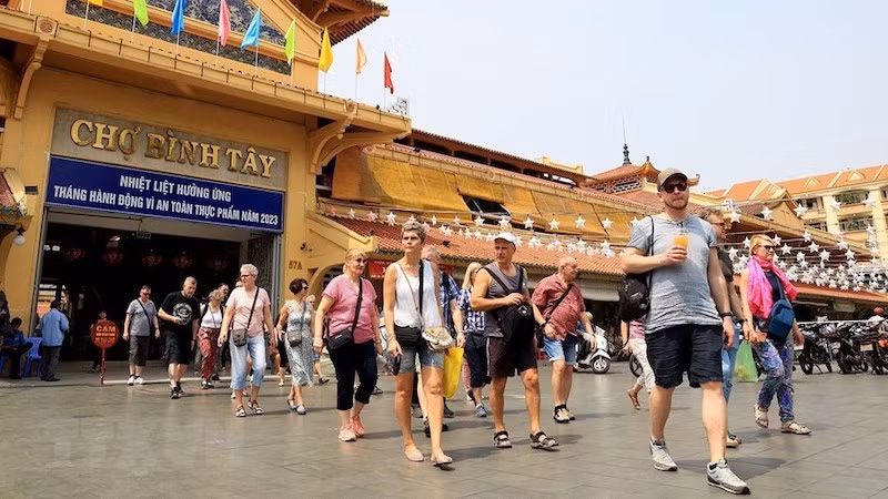 Иностранные туристы посещают рынок Биньтэй в г. Хошимине. Фото: ВИА