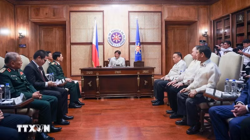 Генерал армии Фан Ван Жанг встречается с Президентом Филиппин Фердинандом Ромуальдесом Маркосом-младшим. Фото: ВИА