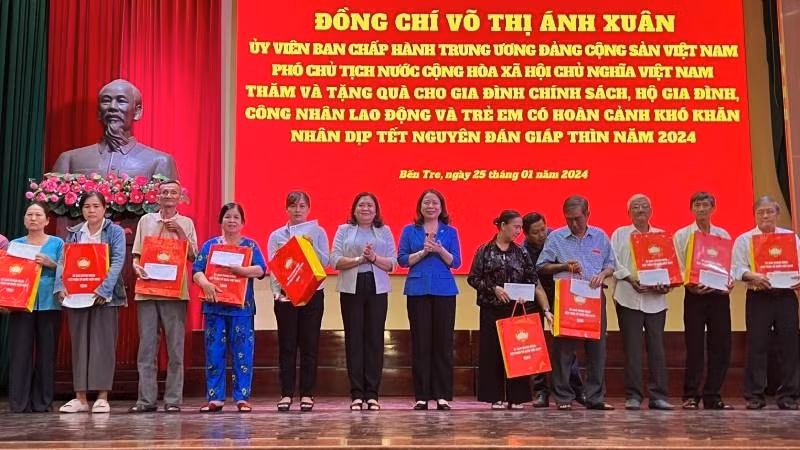Вице-президент Во Тхи Ань Суан вручает подарки семьям льготной категории в провинции Бэнче.