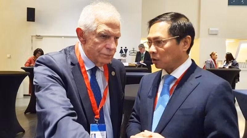 Министр Буй Тхань Шон и Верховный представитель ЕС по иностранным делам и политике безопасности, Заместитель Председателя Европейской комиссии Жозеп Боррель. Фото: baoquocte.vn