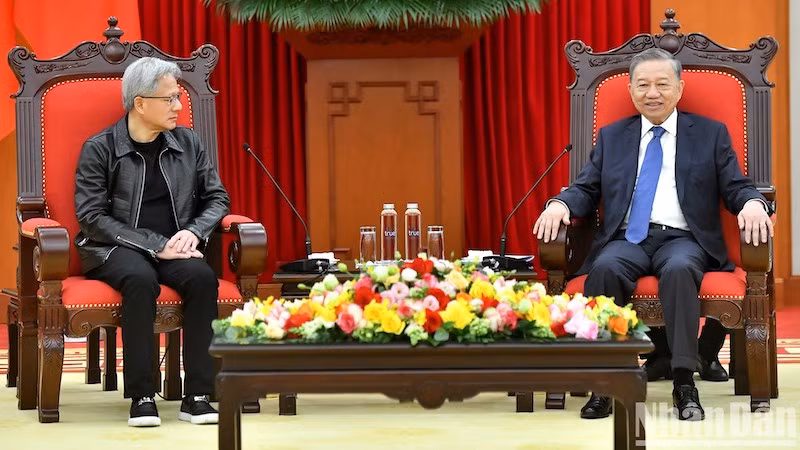 Генеральный секретарь ЦК КПВ То Лам и основатель, президент, главный исполнительный директор компании NVIDIA Дженсен Хуанг. Фото: Данг Кхоа