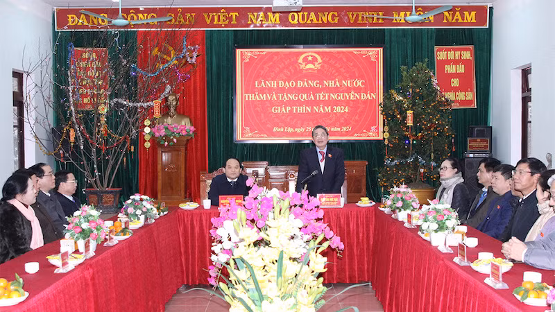 Зампредседателя НС Нгуен Дык Хай на встрече с кадровыми работниками и военнослужащими, работающими у пограничного поста Тьиланг, контрольно-пропускных пунктов Наканг и Бантят. Фото: daibieunhandan.vn