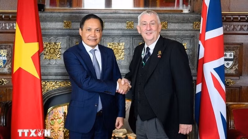 Посол Вьетнама в Великобритании До Минь Хунг и Спикер Палаты общин британского Парламента Линдси Хойл. Фото: ВИА