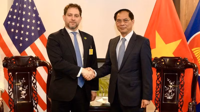 Вице-премьер, Министр иностранных дел Буй Тхань Шон и заместитель советника Президента США по национальной безопасности Джонатан Файнер. Фото: МИД Вьетнама