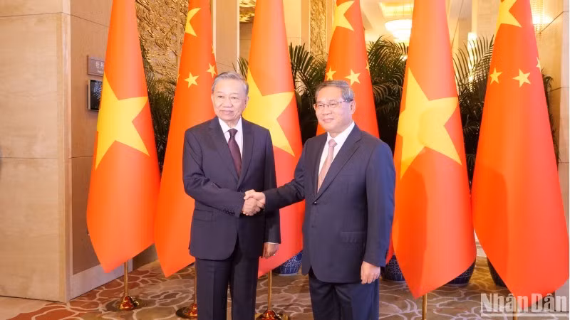 Генеральный секретарь ЦК КПВ, Президент То Лам и Премьер Госсовета Китая Ли Цян. Фото: Хо Куан