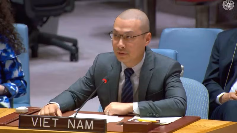 Временный поверенный в делах постоянной миссии Вьетнама при ООН, советник-посланник Нгуен Хоанг Нгуен выступает на заседании. Фото: baoquocte.vn