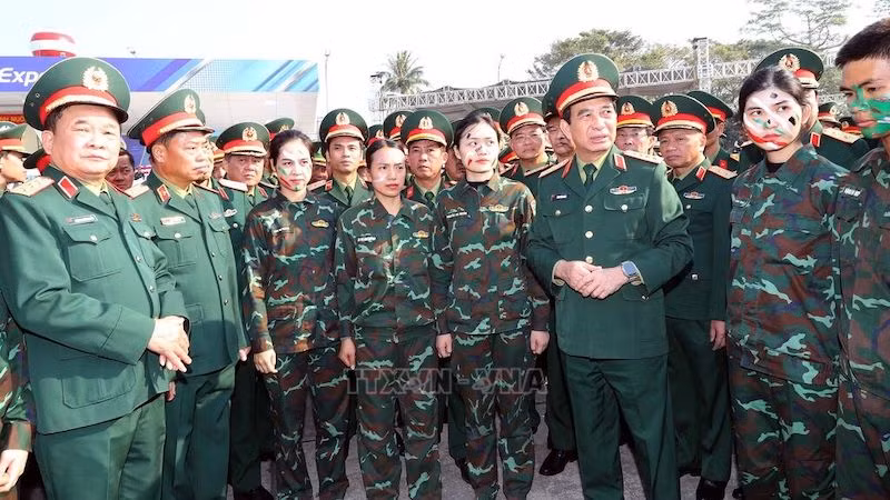 Генерал армии Фан Ван Жанг беседует с военнослужащими сил специального назначения. Фото: ВИА