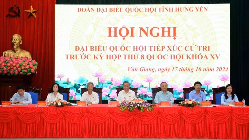 Генеральный секретарь ЦК КПВ, Президент То Лам (в центре) и депутаты НС от провинции Хынгйен. Фото: Фам Киен