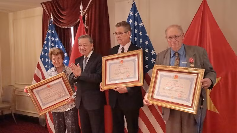 На встрече Генеральный секретарь ЦК КПВ, Президент То Лам вручает ордена Дружбы лицам, внесшим большой вклад в укрепление отношений между Вьетнамом и США. Фото: ВИА