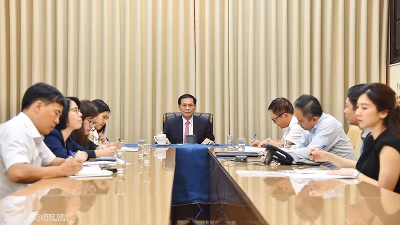 Министр Буй Тхань Шон на телефонном разговоре с Министром иностранных дел Великобритании Дэвидом Кэмероном. Фото: baoquocte.vn