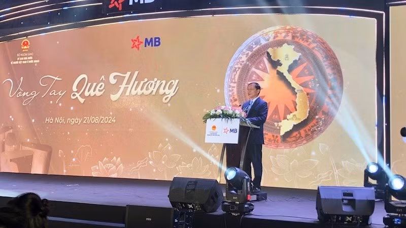 Министр иностранных дел Буй Тхань Шон выступает на мероприятии.