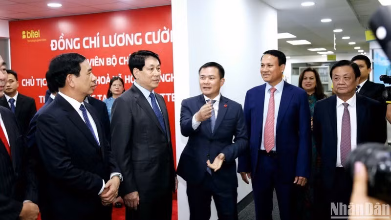 Президент Лыонг Кыонг посещает компанию Bitel. Фото: Суан Ки