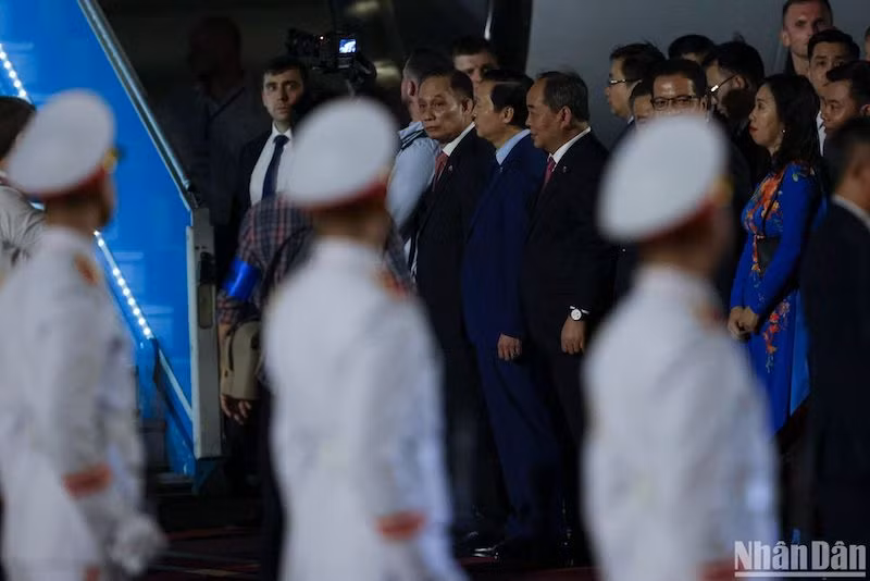 В международном аэропорту Нойбай делегацию России встречают глава Отдела по внешним связям ЦК КПВ Ле Хоай Чунг, Вице-премьер Чан Хонг Ха, Заведующий Канцелярией Президента Вьетнама Ле Кхань Хай, Председатель Народного комитета Ханоя Чан Ши Тхань, Посол Вьетнама в России Данг Минь Кхой. В международном аэропорту Нойбай делегацию России встречают глава Отдела по внешним связям ЦК КПВ Ле Хоай Чунг, Вице-премьер Чан Хонг Ха, Заведующий Канцелярией Президента Вьетнама Ле Кхань Хай, Председатель Народного комитета Ханоя Чан Ши Тхань, Посол Вьетнама в России Данг Минь Кхой.