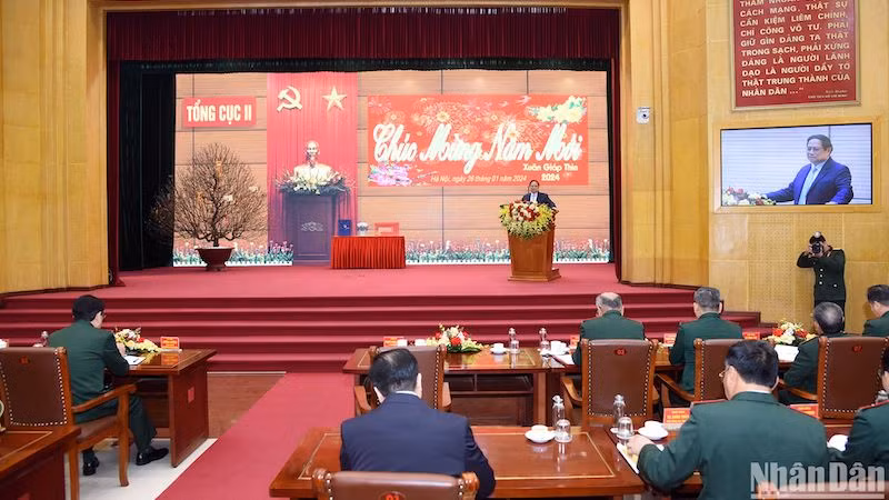 Премьер-министр Фам Минь Тьинь выступает на встрече. Фото: Чан Хай