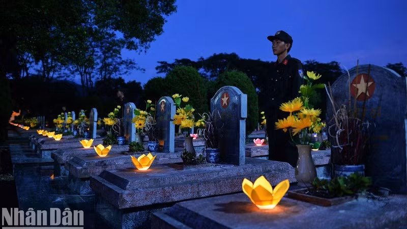 Церемония зажжения свечей в память о героях, павших воинах на кладбище в городе Дьенбьен (26 июля 2024 г.)